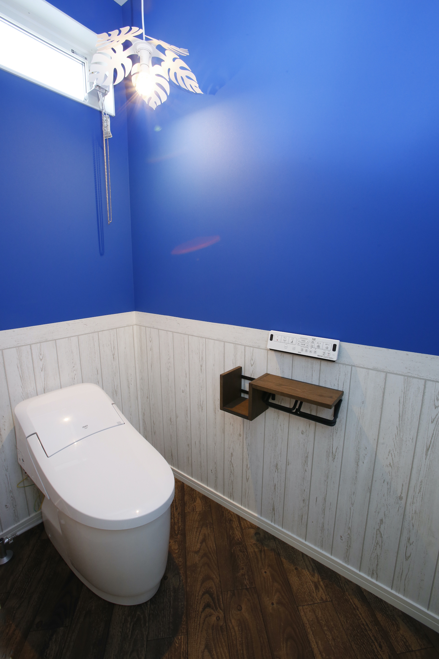 【トイレ】こだわりのペンダントライト、青い海をイメージした空間に仕上がりました。